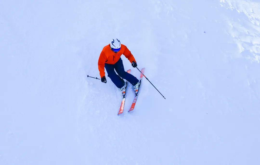 超過32條高品質雪道,最高垂直落差達1740尺,配合獨一無二的全天候造雪