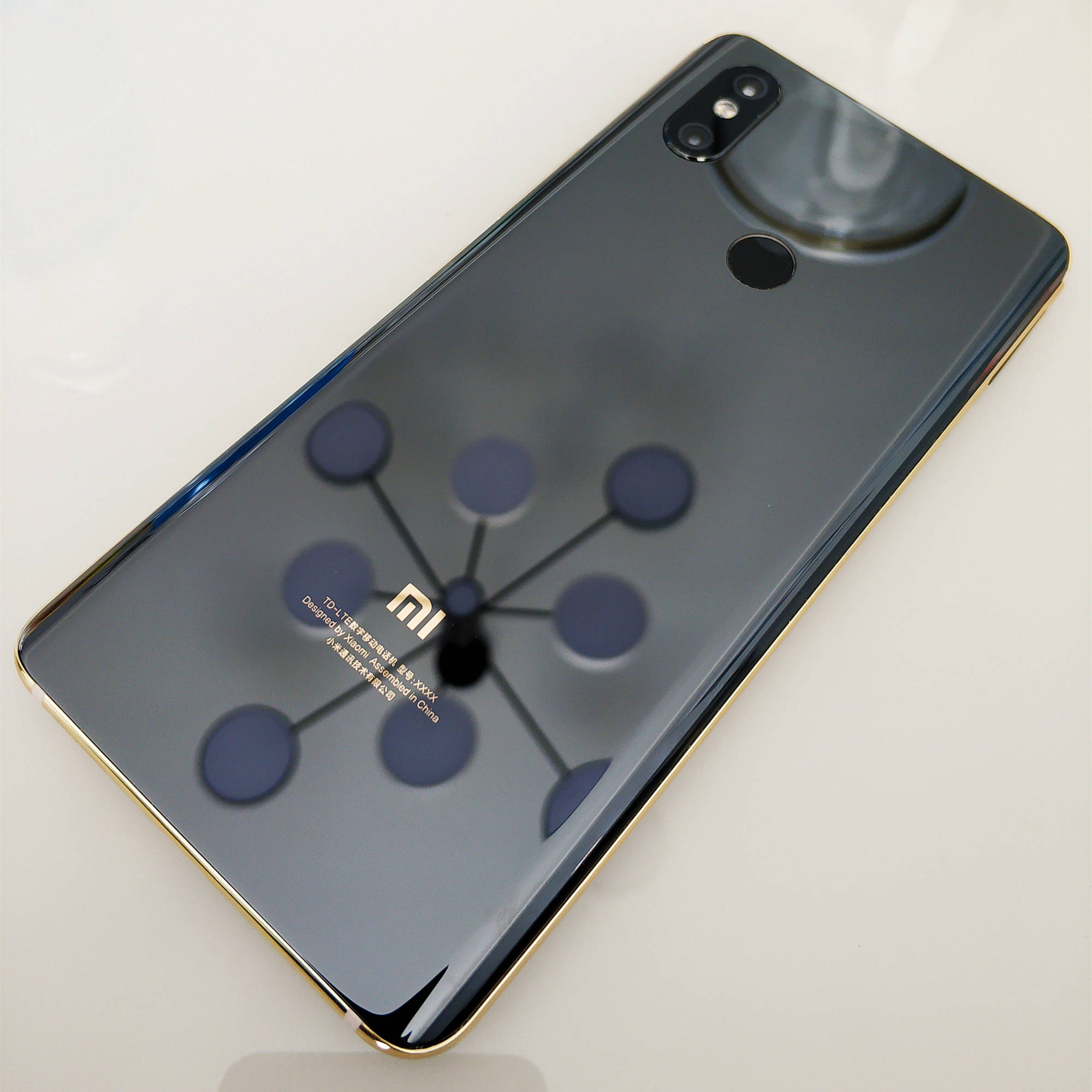 原创传说中的小米7真机现身!四周"金边",卖家开价100万