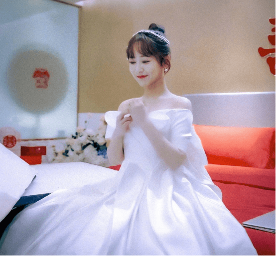 杨紫穿婚纱_迪丽热巴穿婚纱(3)