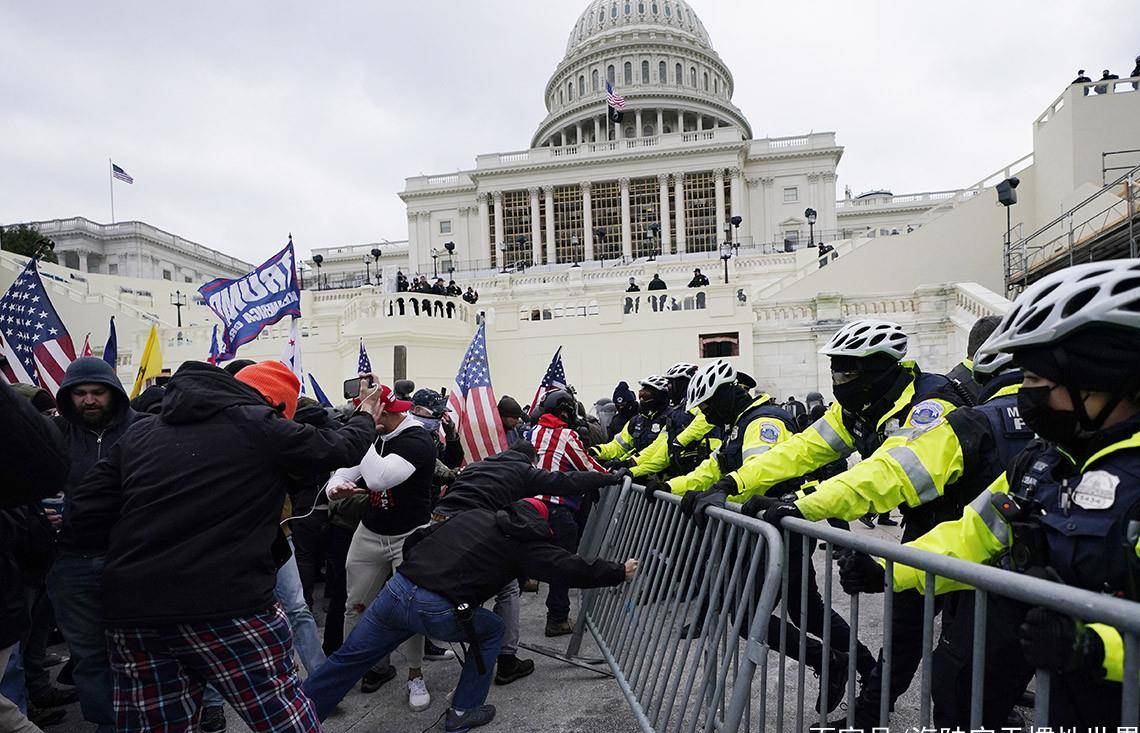 美国特朗普支持者攻入国会, 起义军 也趁势赶来,局势乱中乱
