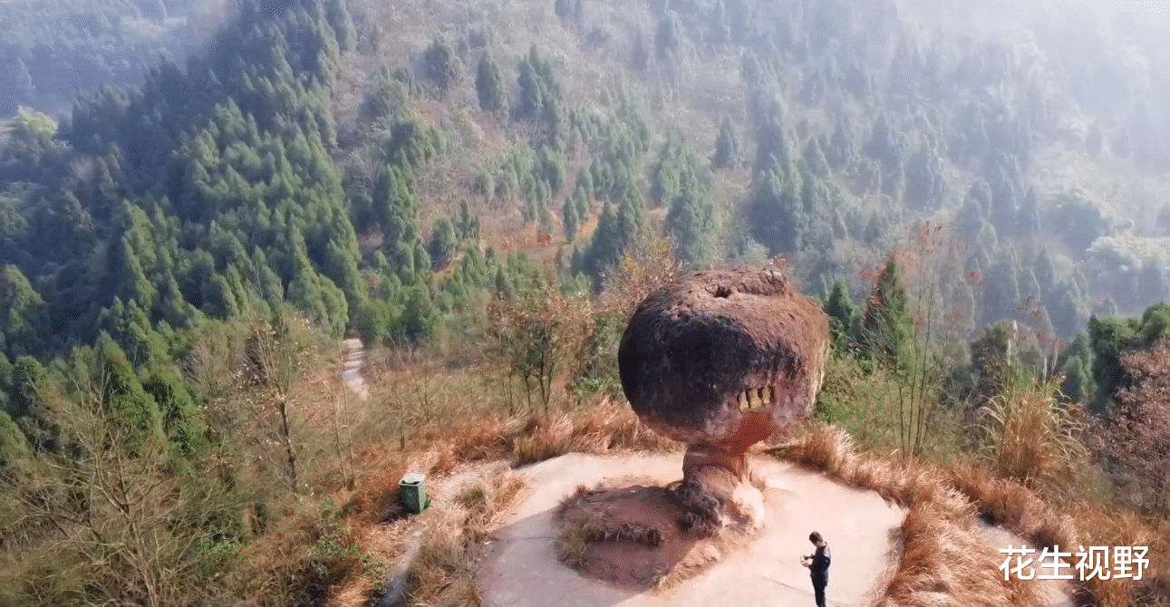 重庆一处山顶，几吨巨石立在山顶，经历了08年地震都没倒
