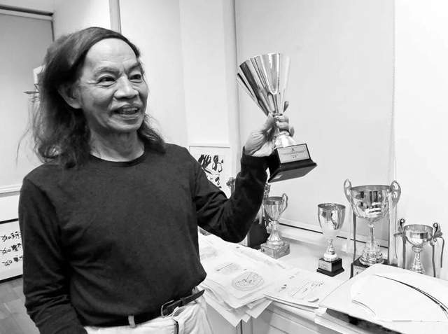 蔡志忠参加全国桥牌比赛的冠军奖杯"一个人没有梦想,就像蝴蝶没有了