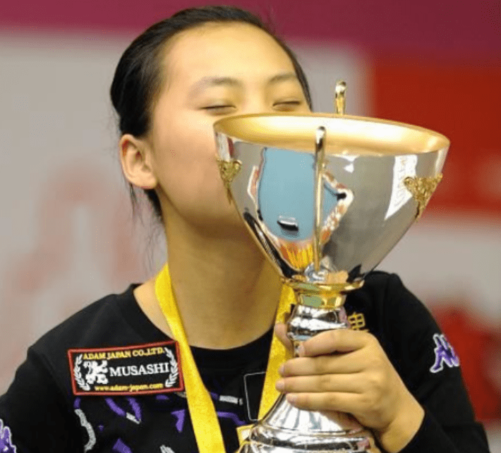 被誉为九球天后,曾三次拿下世界冠军,26岁嫁富豪老公!_刘莎莎