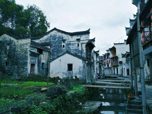 徽派建筑的江西李坑村，景区秀丽，商业化和历史并存