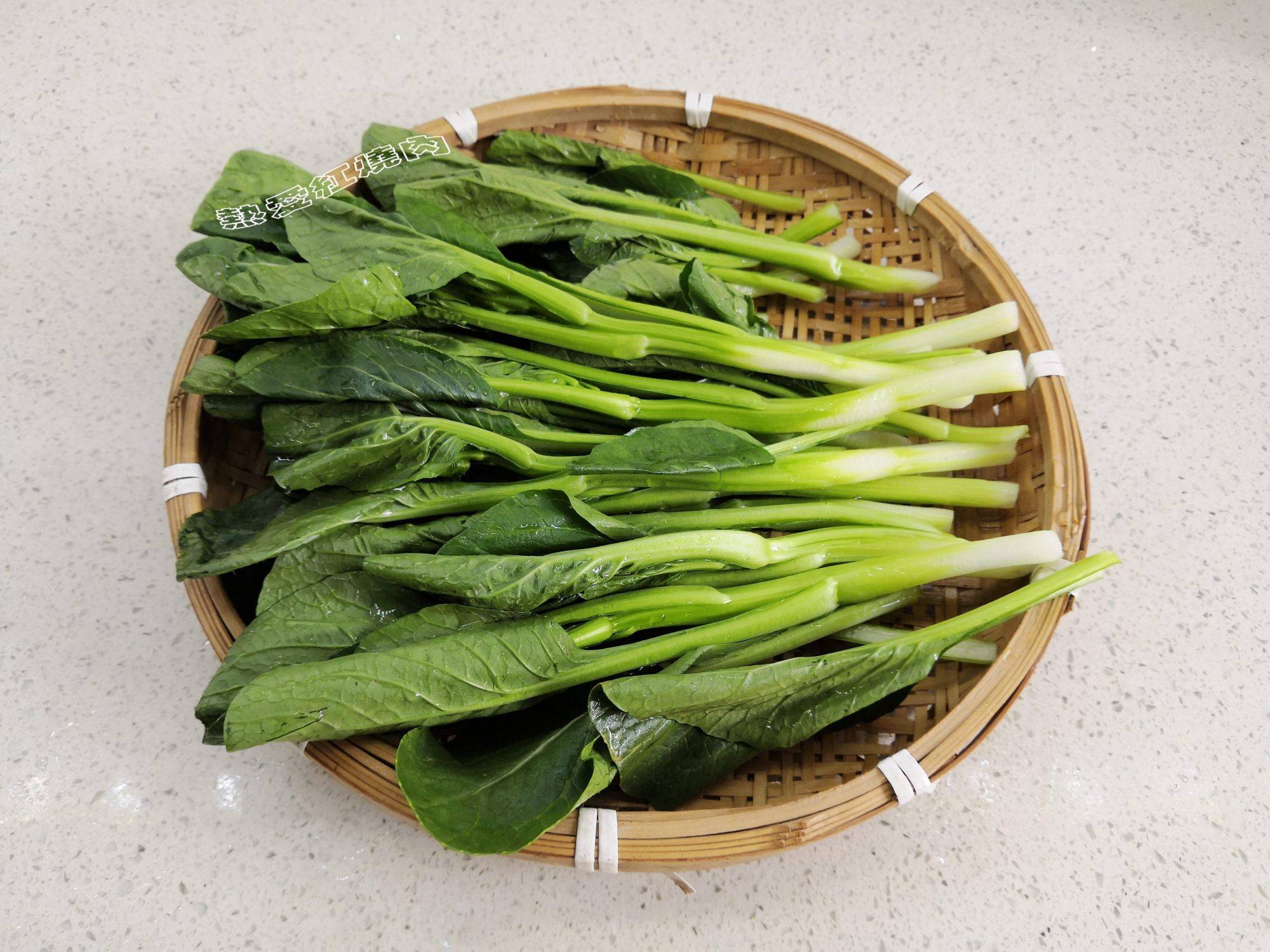 3把菜心洗净用篦子控干水分.