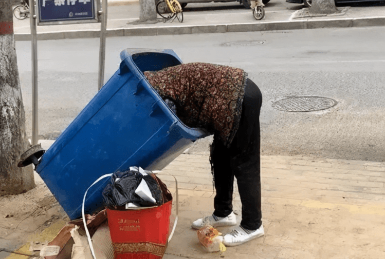 儿女很孝顺,父母却过着"翻垃圾箱"的生活?迷惑行为中藏着辛酸_老人
