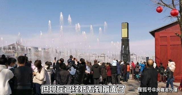 号称亚洲之最的大喷泉，就在大西安，音乐响起瞬间就被游客包围了
