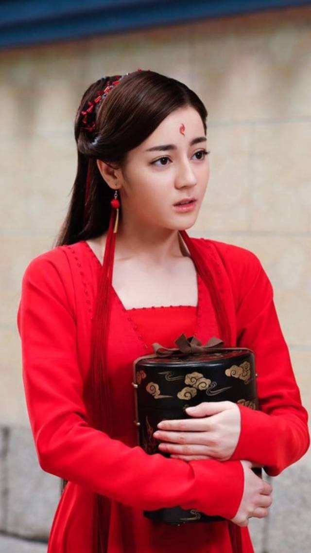 小编认为凤在九十里桃花中的服装比枕上书中的美多了,小编最喜欢的就