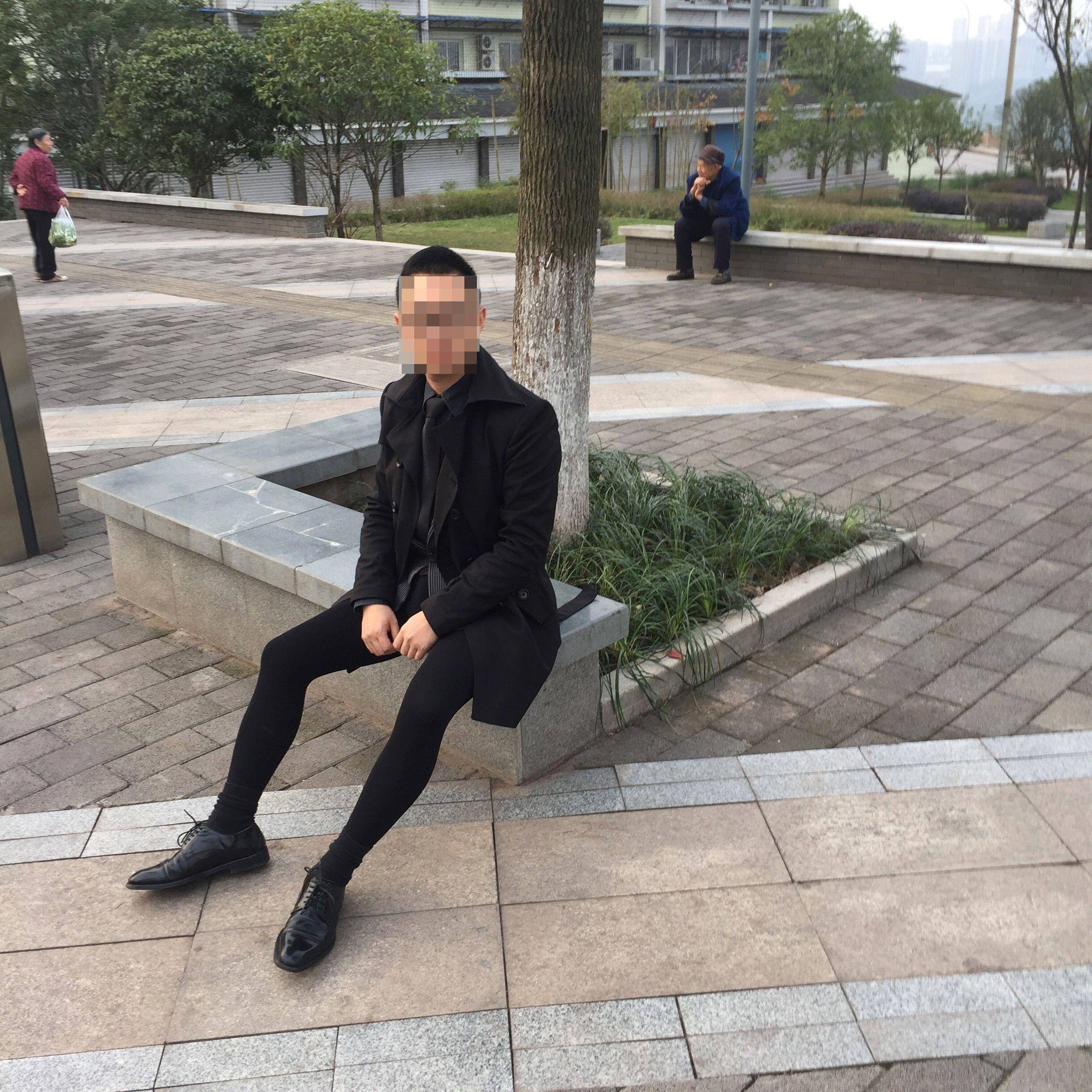 这个冬季有点怪男人"抢穿"女人丝袜