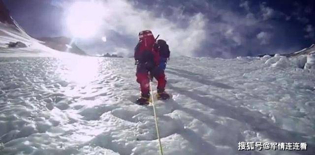 珠穆朗玛峰上的“睡美人”，冰封9年成路标，数千人路过却皆无视
