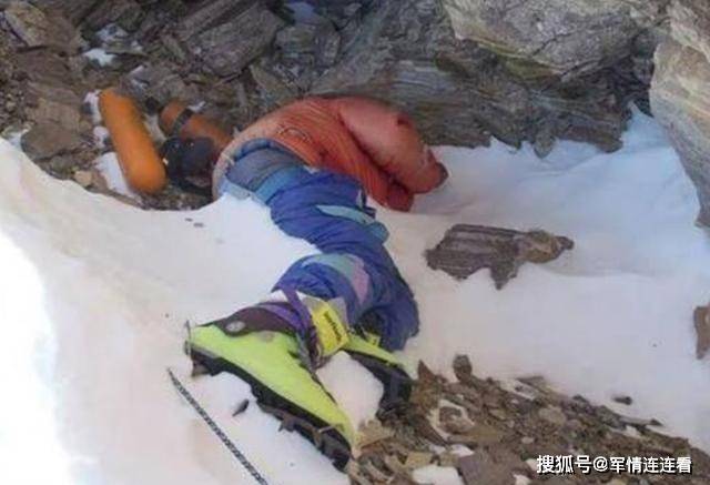 珠穆朗玛峰上的“睡美人”，冰封9年成路标，数千人路过却皆无视