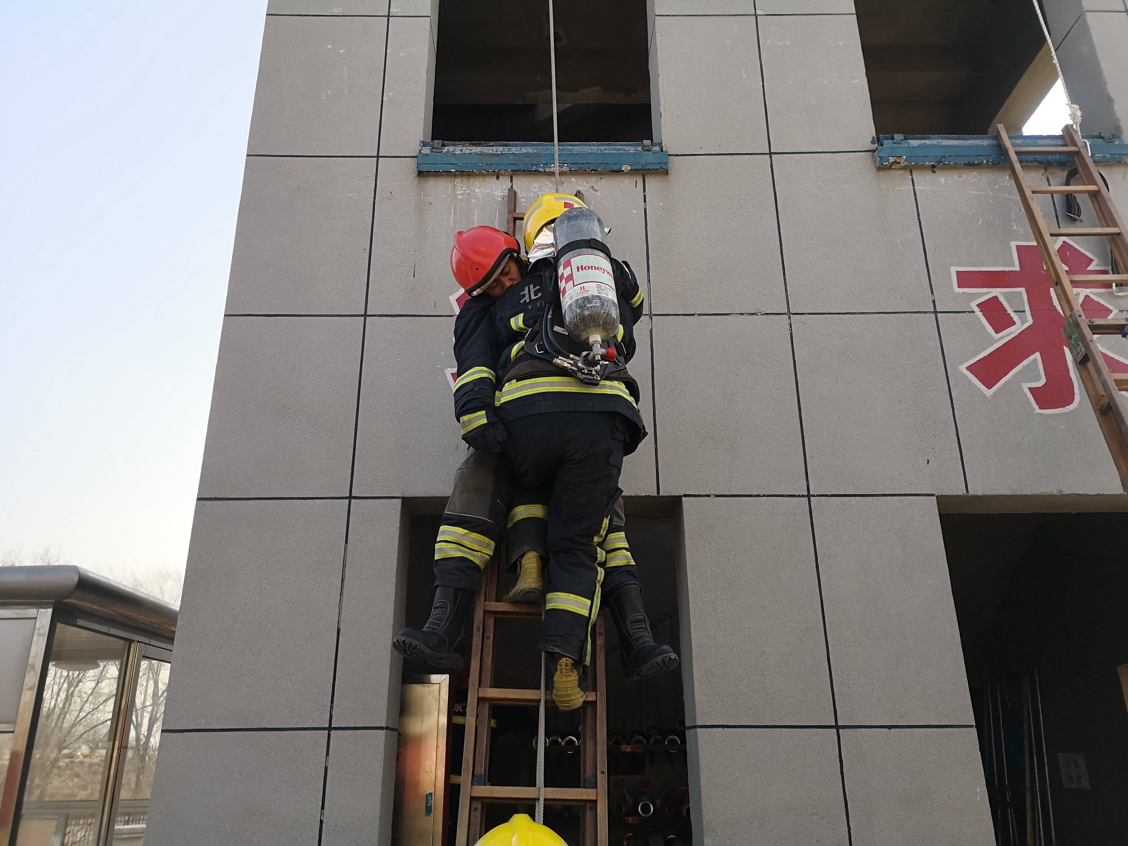 石景山消防基层站开展火场紧急避险训练_指战员