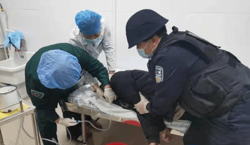 对其实施救助措施,民警只能耐心劝说,并配合医生对男子进行洗胃催吐