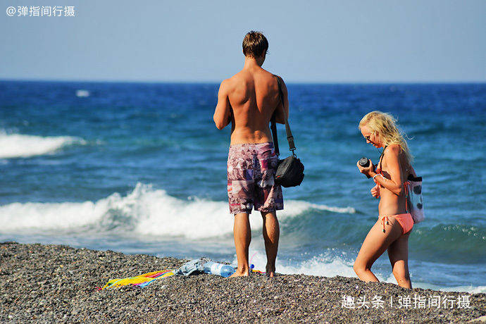 希腊圣托里尼完美假期，邂逅浪漫黑沙滩，人是一道养眼风景