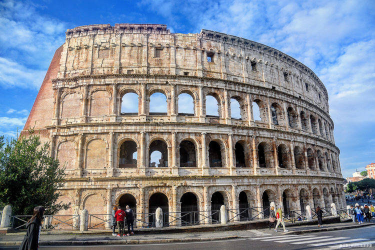 世界八大遗迹之罗马斗兽场，可容纳九万人，每年超400万游客前往