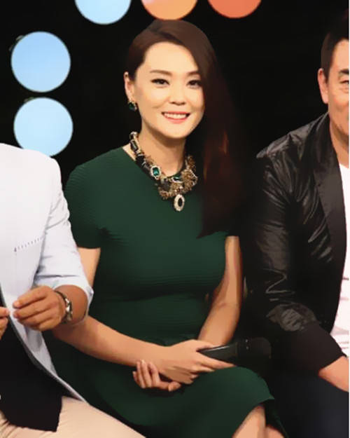 原创颜值女神梁爱琪一袭流动裙展现好身材腿龄25岁