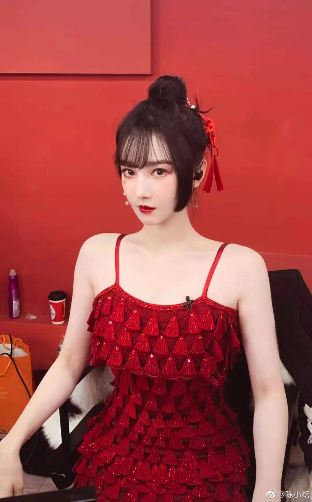 陈小纭在公演舞台上,公主切点缀中国结搭配吊带红裙,红色碎钻泪眼妆