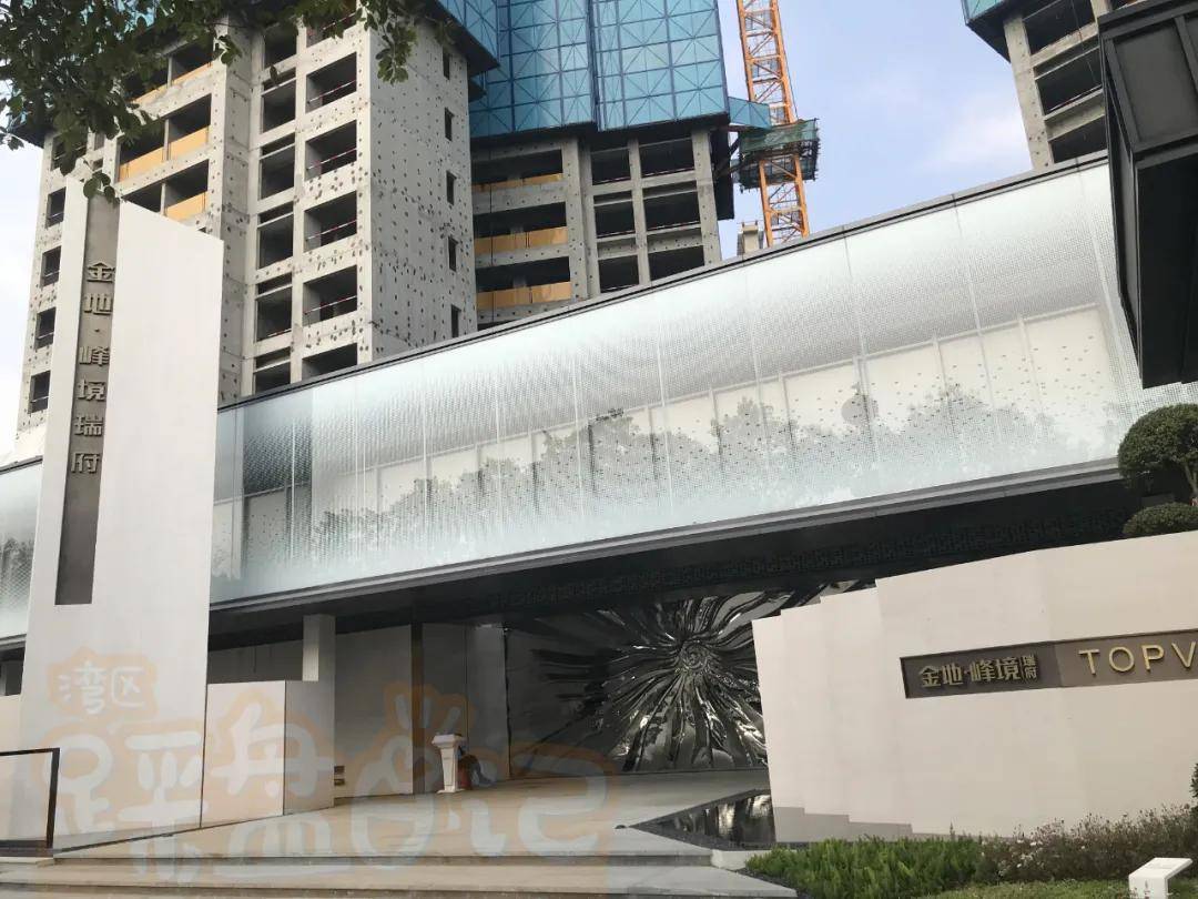 东周公园东侧,四周都用围挡围了起来,没有太大的标识写着金地峰境瑞府