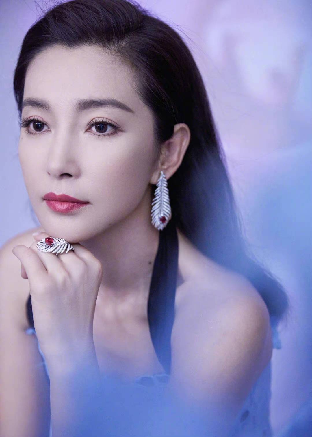 李冰冰一袭蓝色花瓣裙锁骨撩人 气场强大眼神坚定