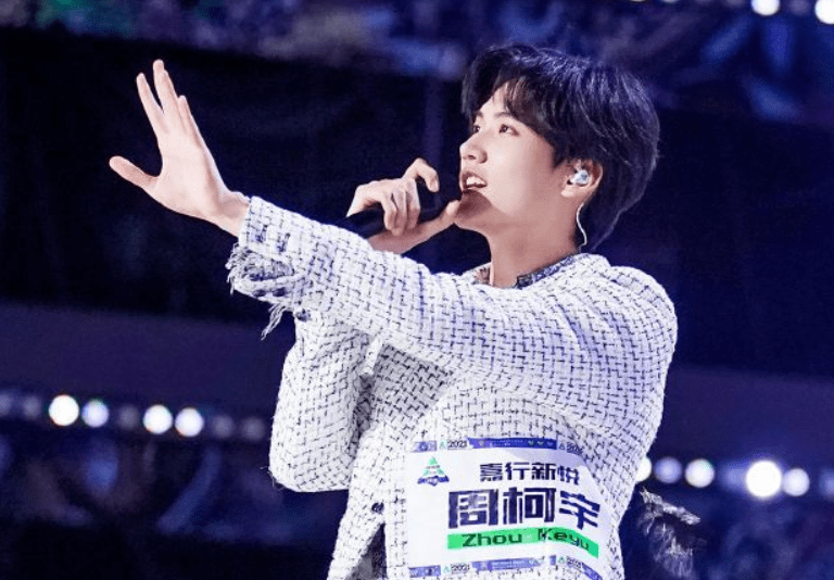原创韩佩泉是来闹着玩的吗被安排压轴出场后他竟想唱难忘今宵
