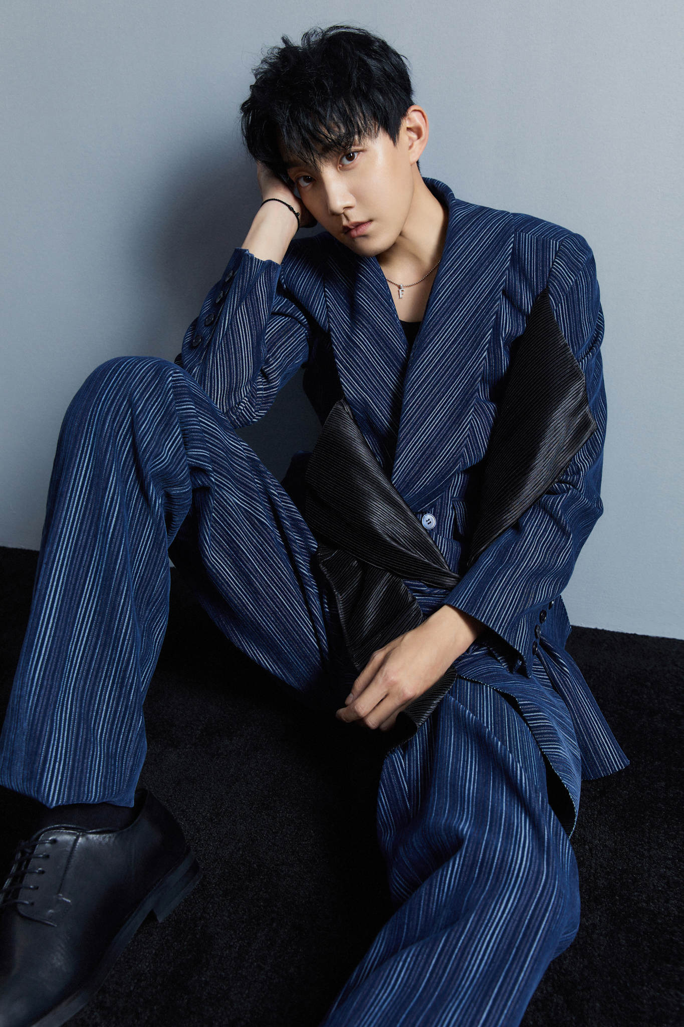 范世錡时尚大片曝光 经典有型堪比西装衣架