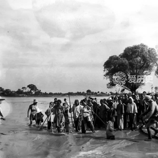 原创花园口决堤的真实惨状被困在黄泛区的百姓充满了恐惧和无奈