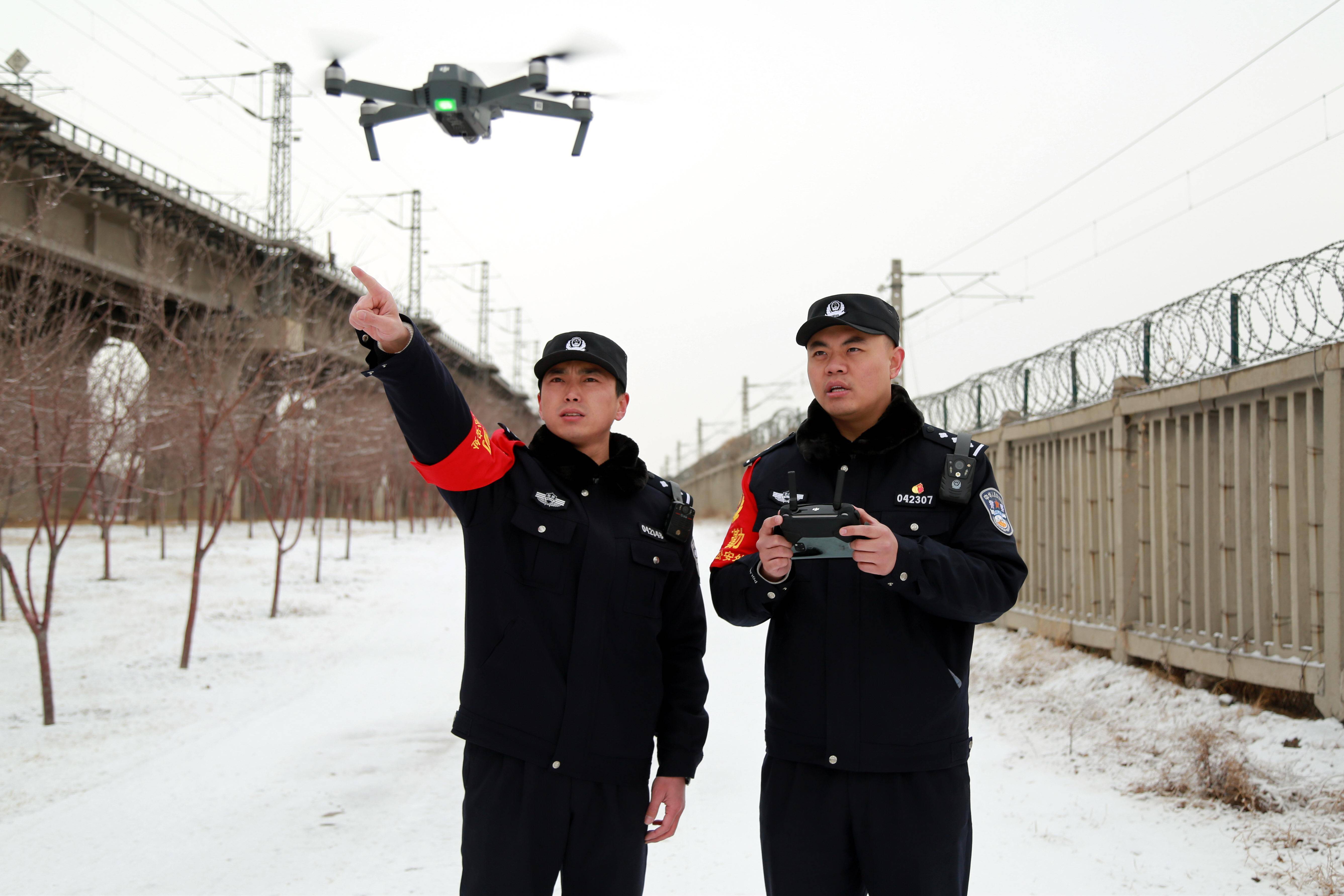 包头铁路公安处民警利用无人机排查线路安全隐患包头铁路公安处民警在