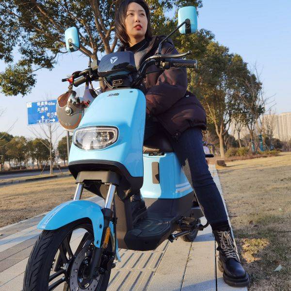 不止颜值在线雅迪de1骑起来更强势更有趣