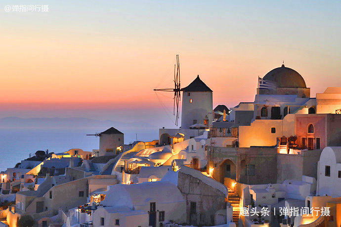 希腊圣托里尼“日落胜景”，被夕阳染红的“蓝白小镇”，太梦幻了