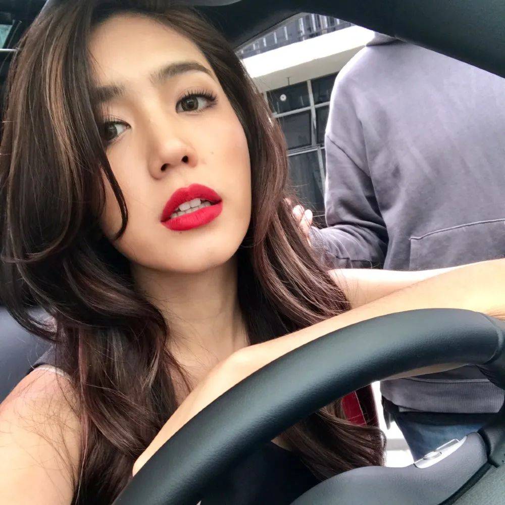 狂",而看起来就很精致的,有"小钟楚红"之称的夏若妍演的是"男人婆"