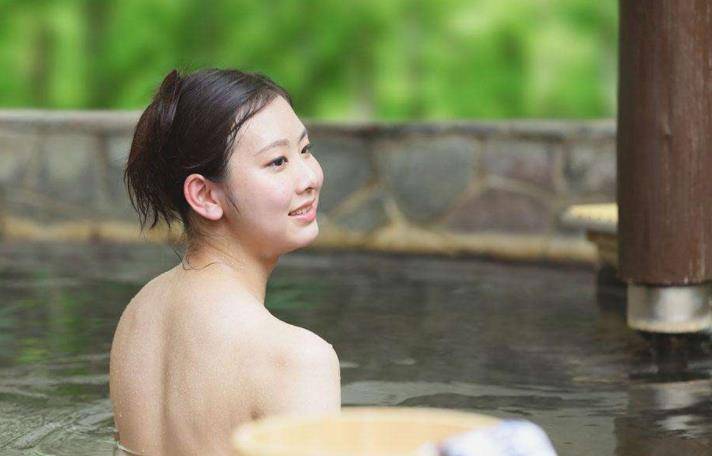 中国女游客来日本泡温泉，对此规定表示难以接受，红着脸尴尬离开