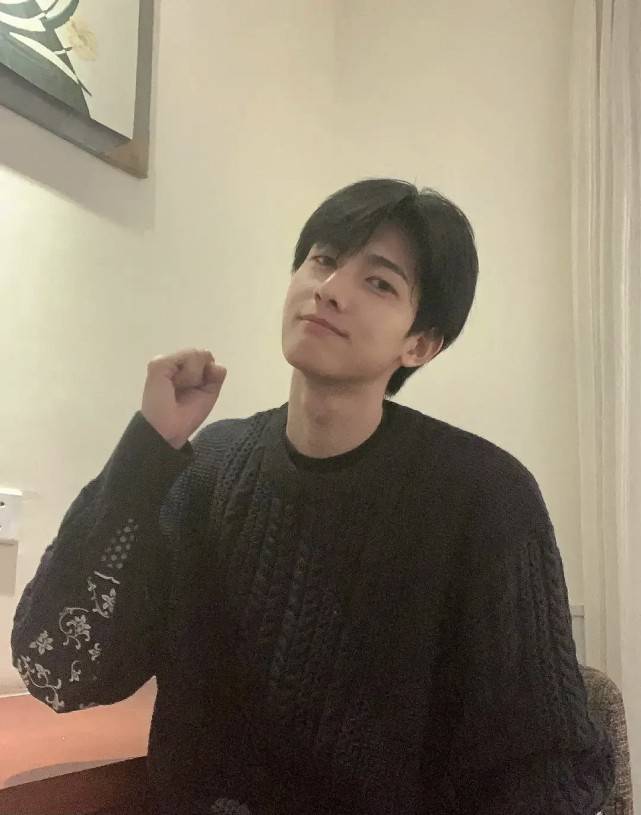 除了颜值和节目照片中差距巨大之外,甘望星在唱跳方