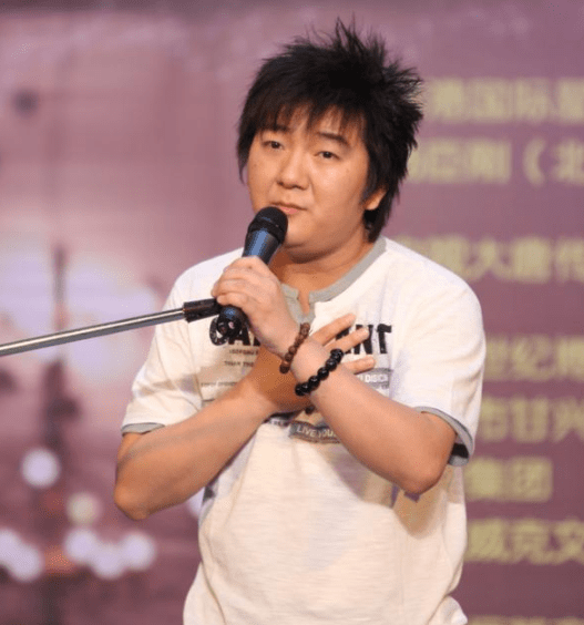 靠《老鼠爱大米》赚上亿，黄家驹墓前拍照被骂，杨臣刚如今怎样了_音乐