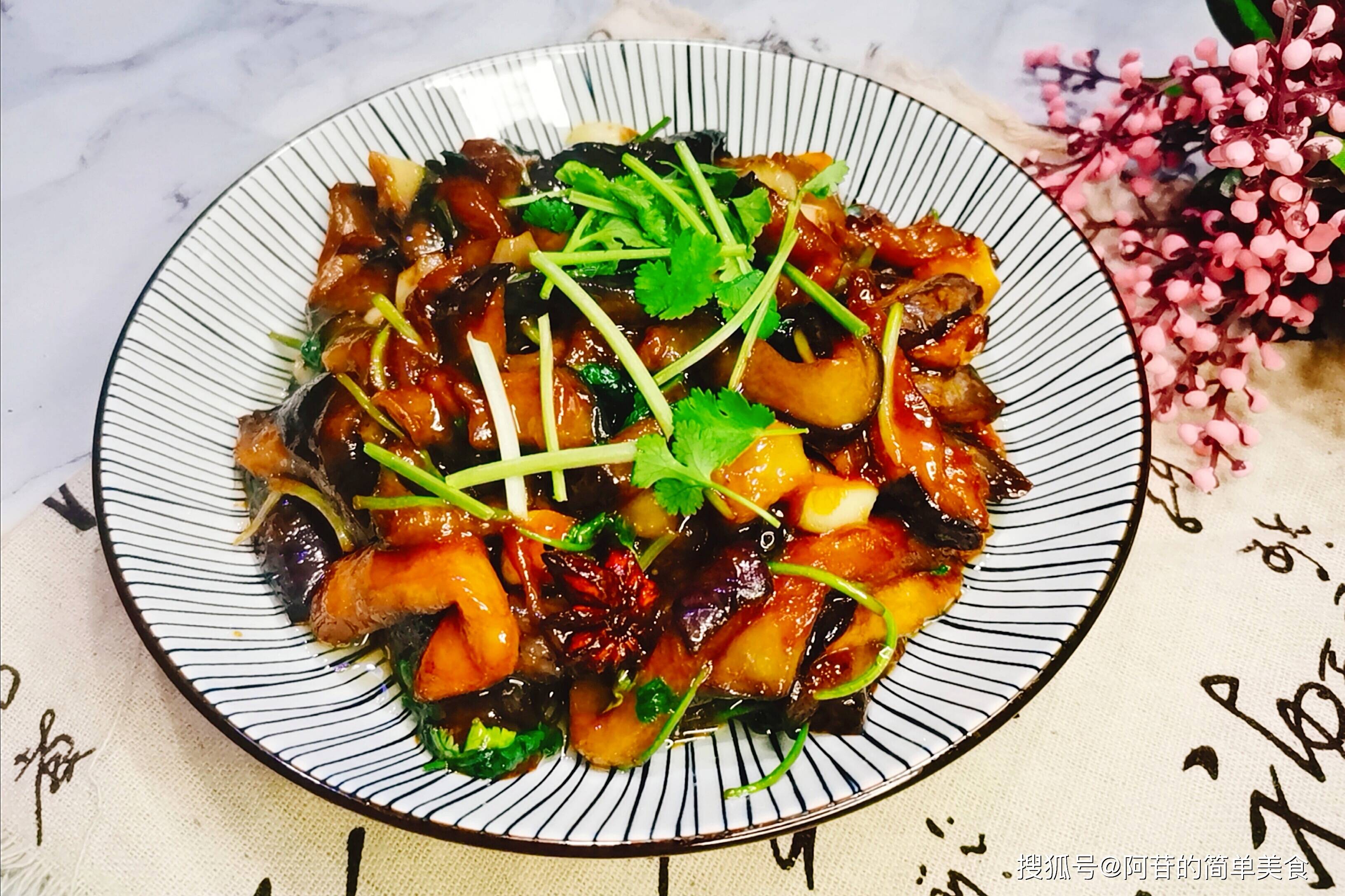 用盐腌制过的茄子一点都不吸油甜面酱一炒实在太下饭了