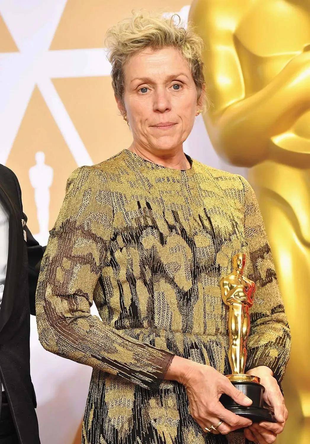 中国首位金球奖最佳女导演赵婷16岁出国留学5年从无人问津到好莱坞