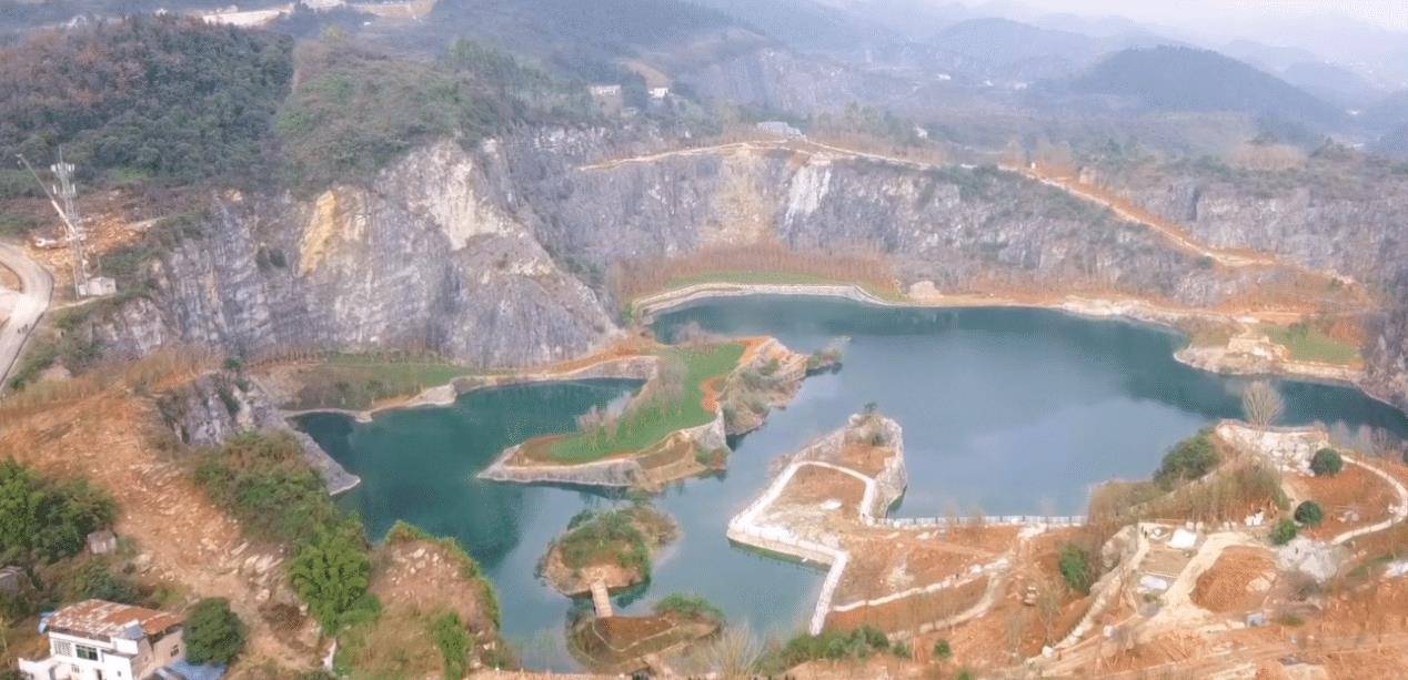 重庆一个庞大废弃矿坑群，如今成为山清水秀的地质公园