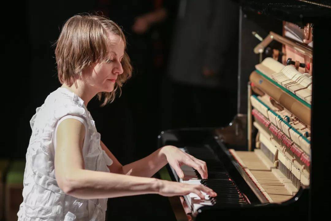 纸先生萨蒂来津上演花样撕纸秀沉浸式体验好剧high翻亲子圈