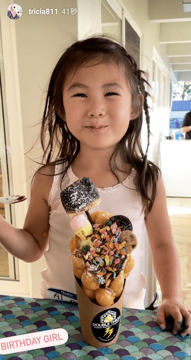 陈冠希在夏威夷为4岁女儿庆生父女同吹蜡烛alaia笑容软糯可爱