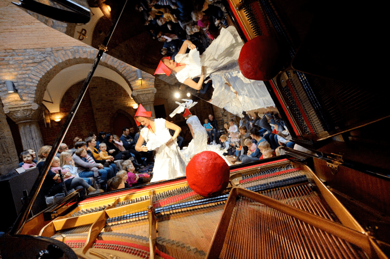 纸先生萨蒂来津上演花样撕纸秀沉浸式体验好剧high翻亲子圈