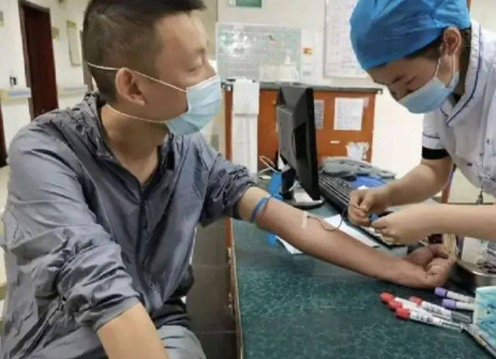 此后28年两个家庭和孩子的生活都发生了巨大变化,可以说养子姚策受到