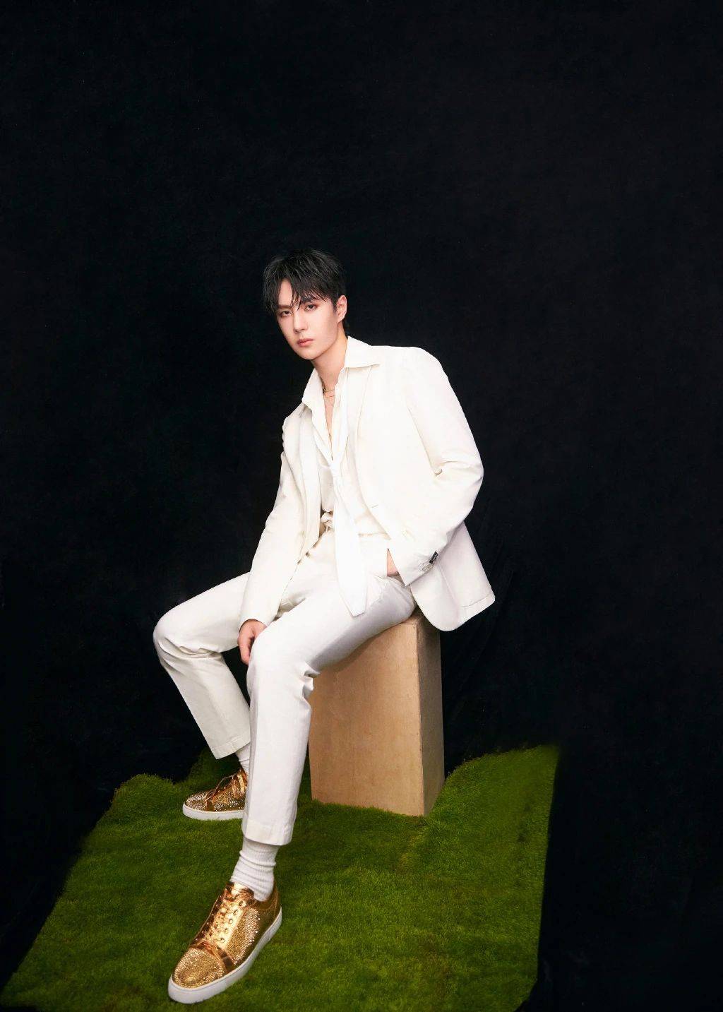 王一博壁纸满屏都是耶啵的大长腿这身材比例绝了