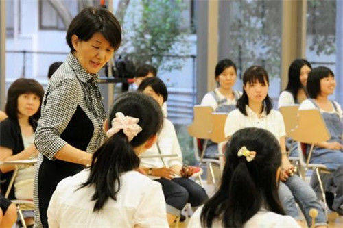 日本名媛学校 学生都是贵族 还负责介绍对象 所嫁之人非富即贵 女子