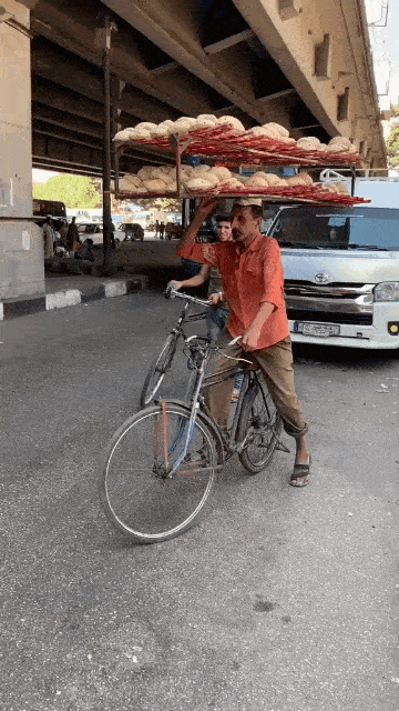 图片[1]-GIF搞笑段子：这个埃及老大爷单手骑车，头顶大饼，没有一定功底还不敢干做活-妖次元