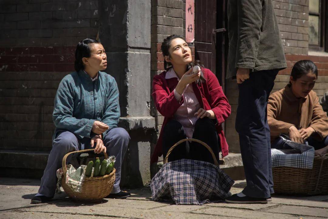 拨乱反正后,周青回到家中,却因为情感上的误会与石竹离婚.