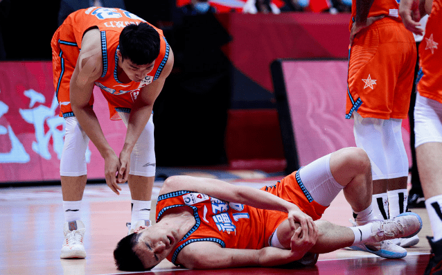 原创王哲林罕见连两场6犯青岛20分大胜双杀福建单节3人膝盖受伤
