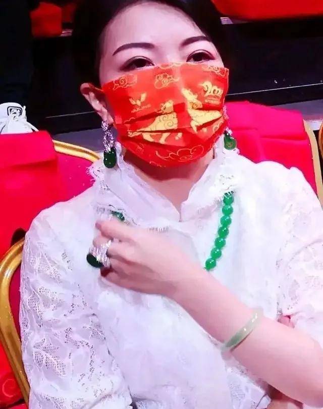 抢尽风头千万级满绿翡翠珠链亮相春晚真艳压全场