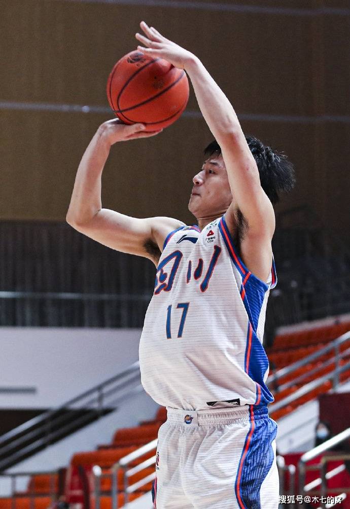 比如身高210cm的23岁内线袁振梁,6连胜第一场他对阵吉林在20分钟里拿