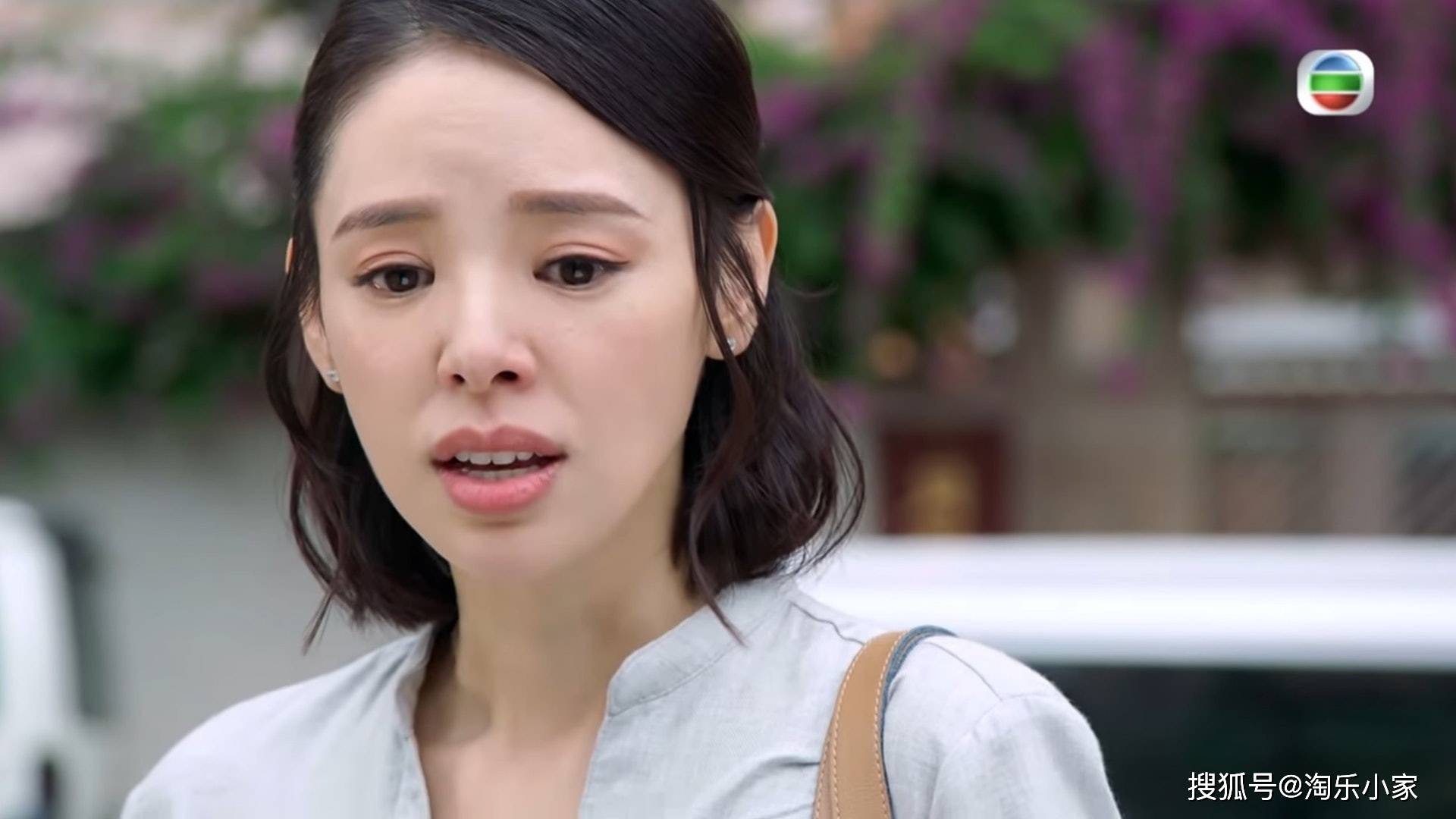 谭凯琪饰演maya,与吴中分居中,一个人带着儿子.