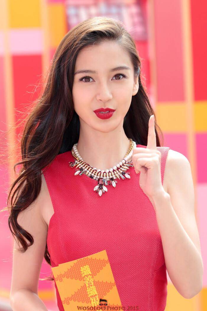 杨颖淡妆浓抹总是美