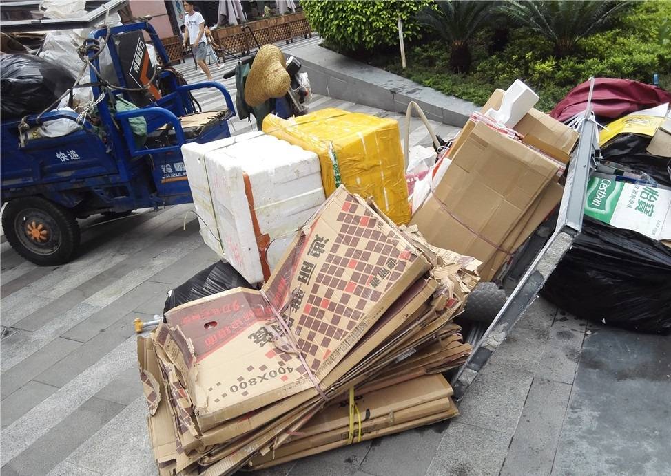 深圳生活在城中村的人每天靠回收纸皮为生简单满足